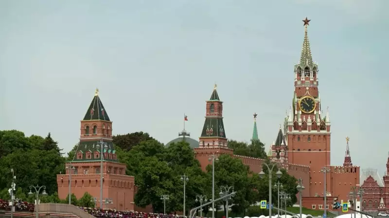 Kremlin Desafia Ocidente: Economia Russa Está Longe do Colapso, Garante Porta-Voz