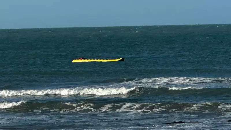 Lancha Afunda na Praia Grande em Natal: Tripulação Escapa por Triunfo em Meio ao Caos