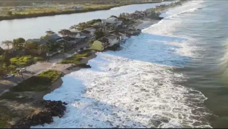 Mar avança e devora ruas em SC: estado de emergência declarado em Balneário Piçarras