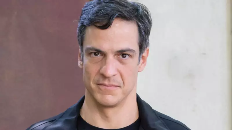 Mateus Solano revida a fã invasivo durante peça: ator dá 'tapa' em celular em cena de teatro