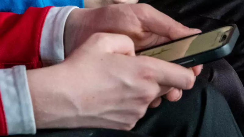 Mãe busca justiça nos EUA após filho adolescente cometer suicídio por causa de chatbot