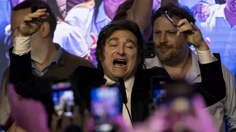 Milei arrasa nas eleições legislativas: Como a crise e os escândalos impulsionaram a vitória liberal na Argentina