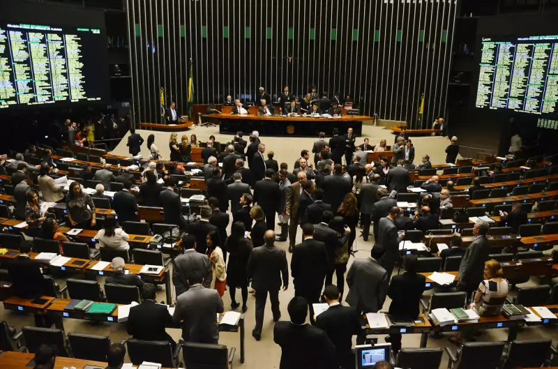 Mistura Polêmica: Projeto do Metanol Inclui MP Alternativa ao IOF Derrubada pela Câmara
