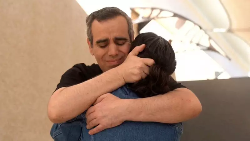 Momento Histórico: Vídeo Comove ao Mostrar Reencontro de Refém Israelense com Família Após Libertação pelo Hamas