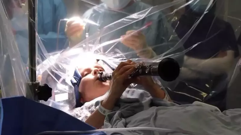 Momento Incrível: Paciente toca clarinete durante cirurgia cerebral para Parkinson