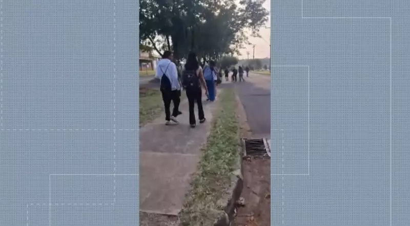 Motorista Abandona Ônibus Escolar: Alunos Caminham no Cerrado sob Calor de 30°C em São Carlos