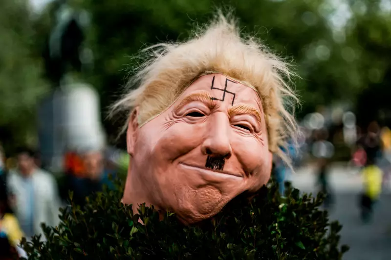 Máscaras e Fantasias: Onda Global de Protestos Criativos Contra Trump Toma as Ruas