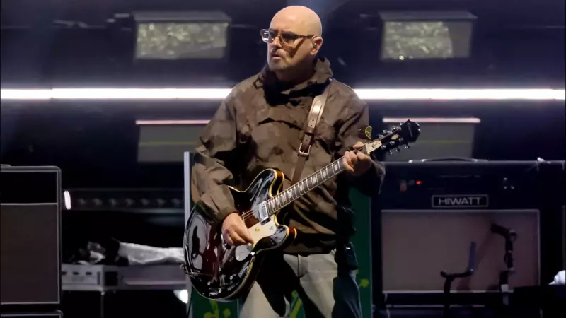 Músico do Oasis Revela Diagnóstico de Câncer de Próstata e Anuncia Pausa nos Palcos