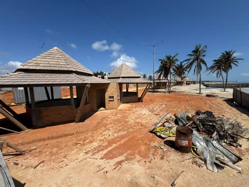 Obra na Praia de Natal emperra: praia continua um canteiro de obras meses após prazo prometido