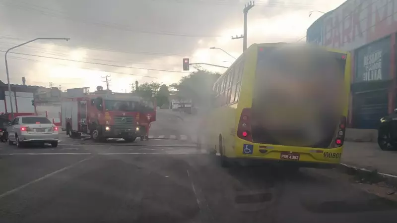 Ônibus Pega Fogo no Centro de São Luís e Trânsito Vira Caos Total