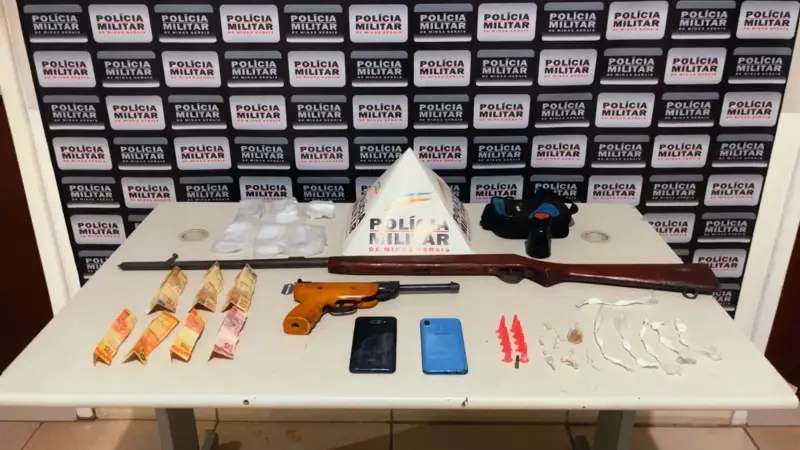 Operação em Minas: Denúncias de Tráfico e Ameaças com Armas Levam à Prisão de Suspeitos