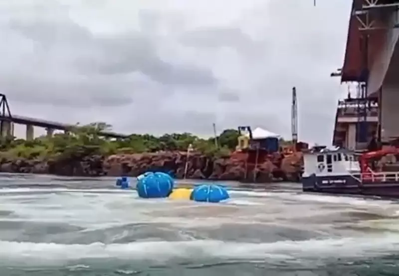 Operação Inusitada: Caminhão Submerso é Resgatado com Ajuda de Balões no Rio Tocantins