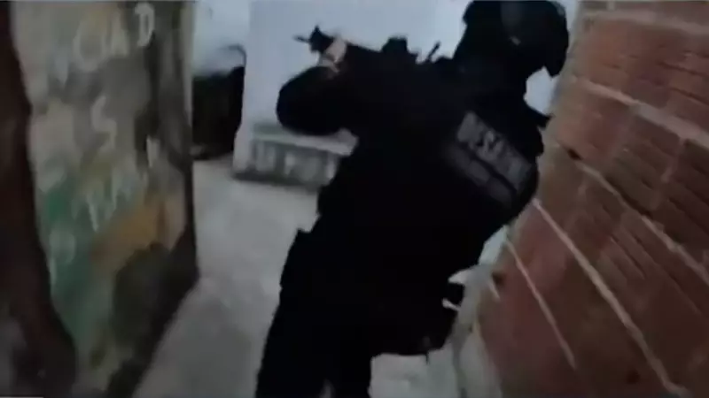 Operação Policial no Ceará Desarticula Facção: 12 Mandados de Prisão Contra o Comando Vermelho