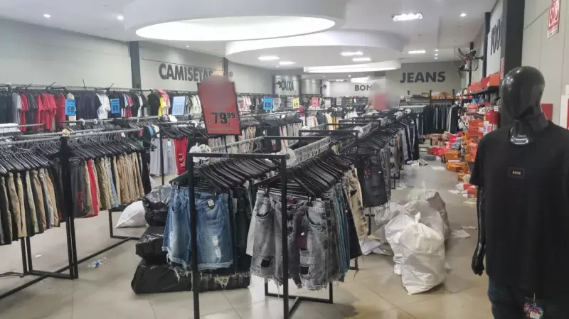 Operação da Polícia apreende mais de 3 mil peças de roupas e calçados em loja de Itapetininga