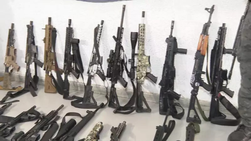 Operação no Alemão e Penha apreende 75 fuzis e bate recorde histórico de armas no RJ
