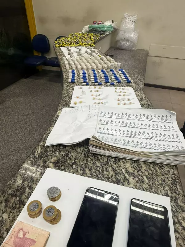 Operação policial apreende drogas e prende homem com dois adolescentes em Barra Mansa