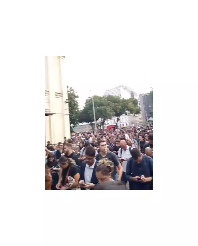 Operação Policial no Rio Paralisa Vias e Causa Caos nos Transportes: Barcas e Metrô com Filas Imensas