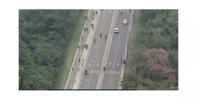 Operação Policial Paralisa Zona Oeste do Rio: Moradores Caminham Km sem Ônibus