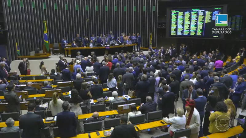 Oposição aplica revés ao governo e retira MP do IOF em votação no limite do prazo