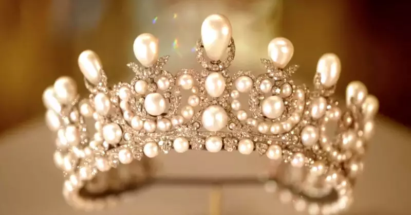 Ousado roubo no Louvre: Vídeo flagra ladrão quebrando vitrine para furtar joias valiosas