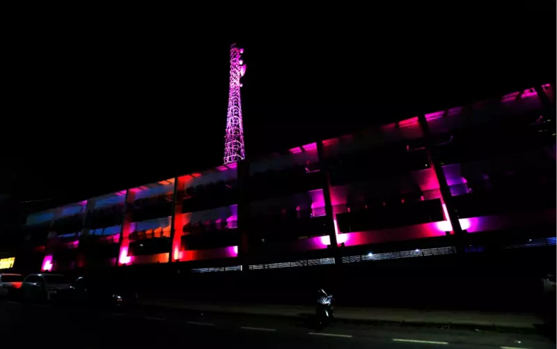Outubro Rosa: Grupo Jaime Câmara Ilumina Sede em Apoio à Conscientização do Câncer de Mama