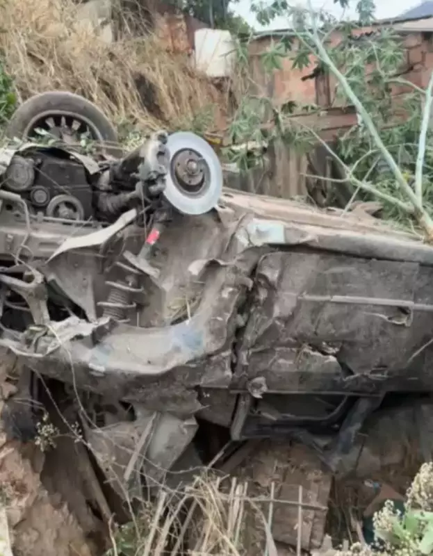 Perseguição Policial Vira Caos: Carro Capota e Desaba Sobre Casas na BR-381 em Cena de Filme