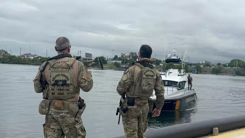 PF prende foragido da Paraíba, ligado ao Comando Vermelho, em embarcação na Baía de Guanabara