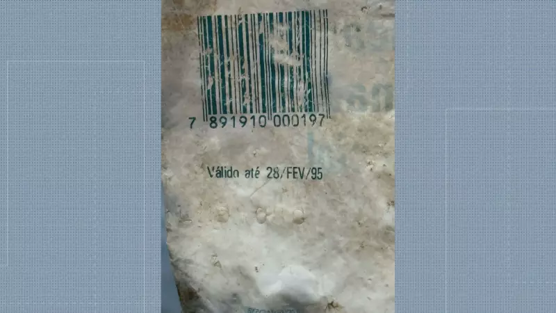 Plástico de 2017 Encontrado na Lagoa: Alerta Ambiental no Coração do Rio
