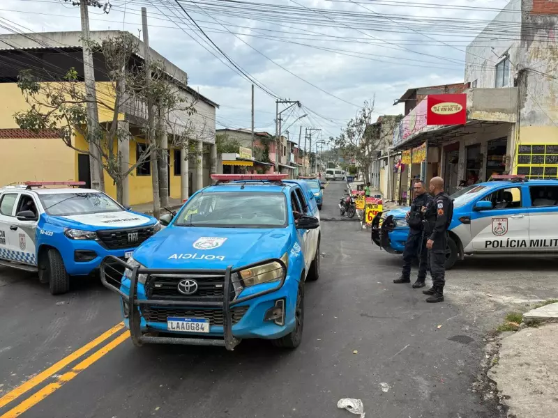 PM remove quebra-molas irregulares instalados para impedir viaturas no Reserva do Péro, Cabo Frio