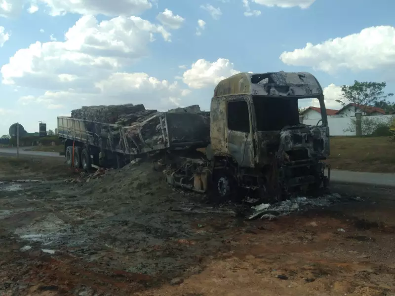 Pneu Estoura e Transforma Carreta em Bola de Fogo na BR-251: Motorista Escapa por Triunfo