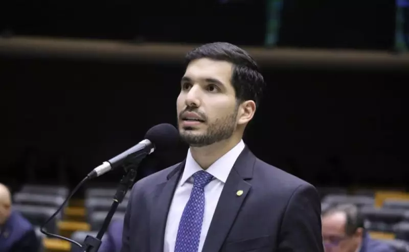 Polêmica na Câmara: Deputado Anuncia Distribuição de Armas e Condecoração por Morte de Traficantes