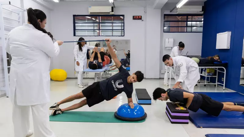 Postura Errada nos Estudos Pode Causar Dores e Lesões Graves: Veja Como Evitar