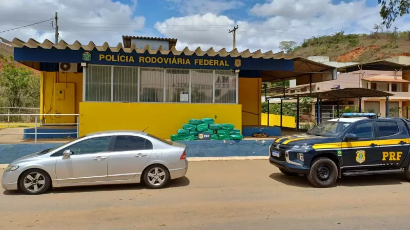 PRF apreende 343 kg de maconha em carro na BR-262 com destino a Caratinga | Operação anti-drogas