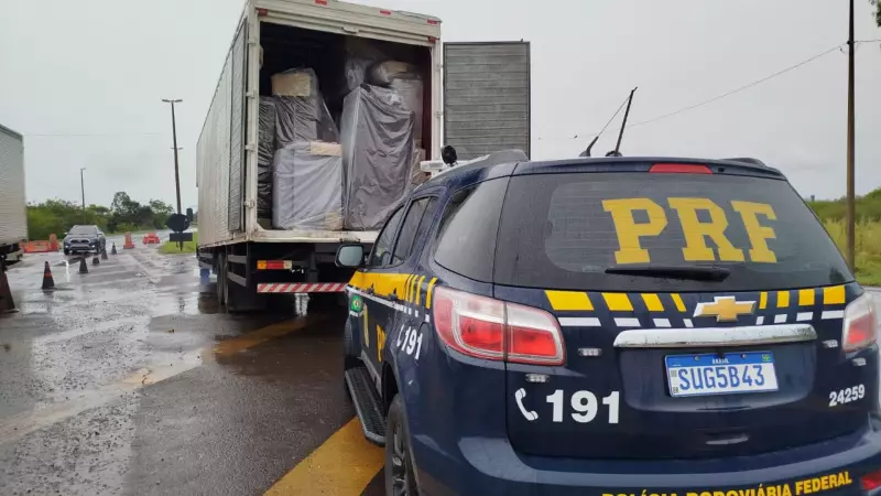 PRF intercepta carregamento milionário de cigarros contrabandeados na BR-153, em SP