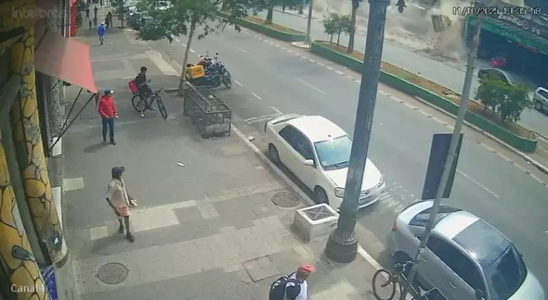 Queda de Marquise no Centro de SP: Dois Pedreiros Feridos em Acidente Aterrorizante