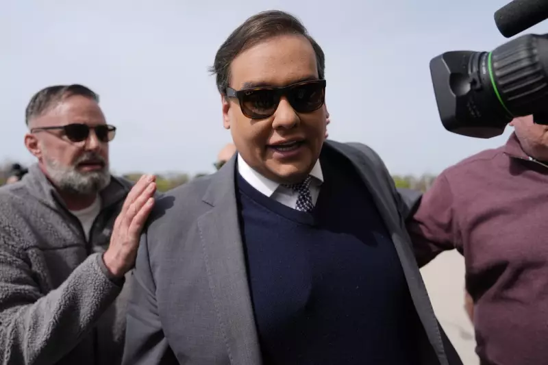 Quem é George Santos? O ex-deputado polêmico perdoado por Trump em movimento surpresa