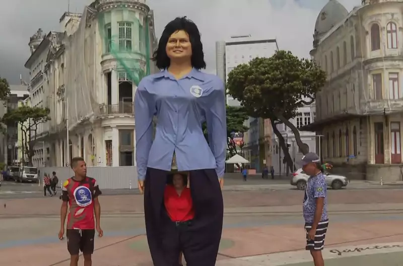 Repórter da Globo encara desafio emocionante carregando boneca gigante pelas ruas do Recife | Criança Esperança