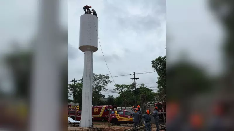 Resgate de Emergência: Bombeiros Salvam Pintor que Passou Mal Dentro de Caixa d'Água a 12 Metros de Altura
