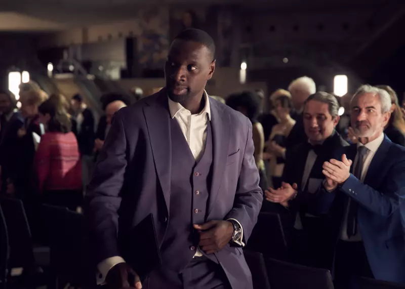 Roubo no Louvre vira piada nas redes: Omar Sy, de 'Lupin', é alvo de memes após furto milionário
