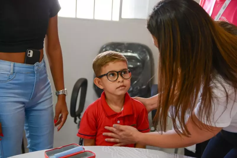 Saúde ocular infantil: SESAPI entrega 95 óculos para crianças através da Carretinha da Saúde no Piauí