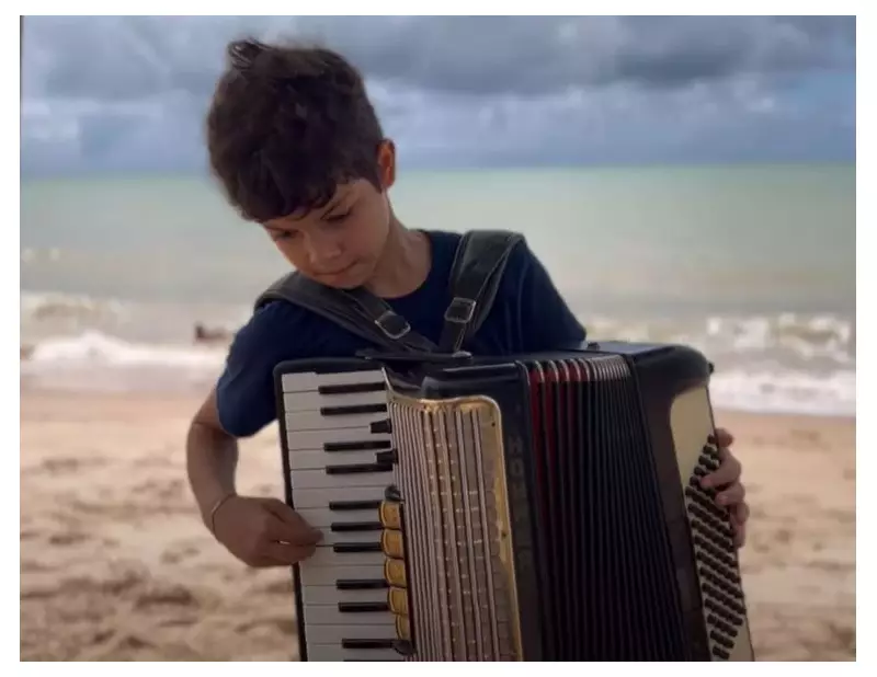 Sanfoneiro de 9 anos arrasta multidões na PB com banda formada pelos irmãos mais novos