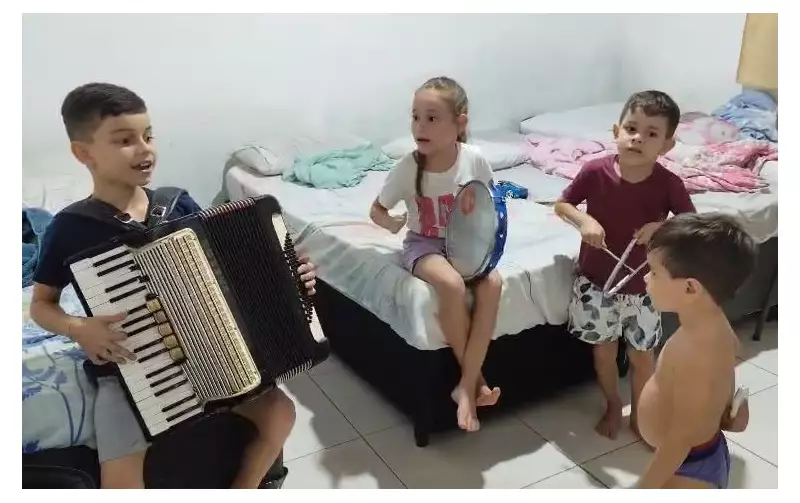 Sanfoneiro de 9 anos forma banda com irmãos e herda talento do pai na Paraíba