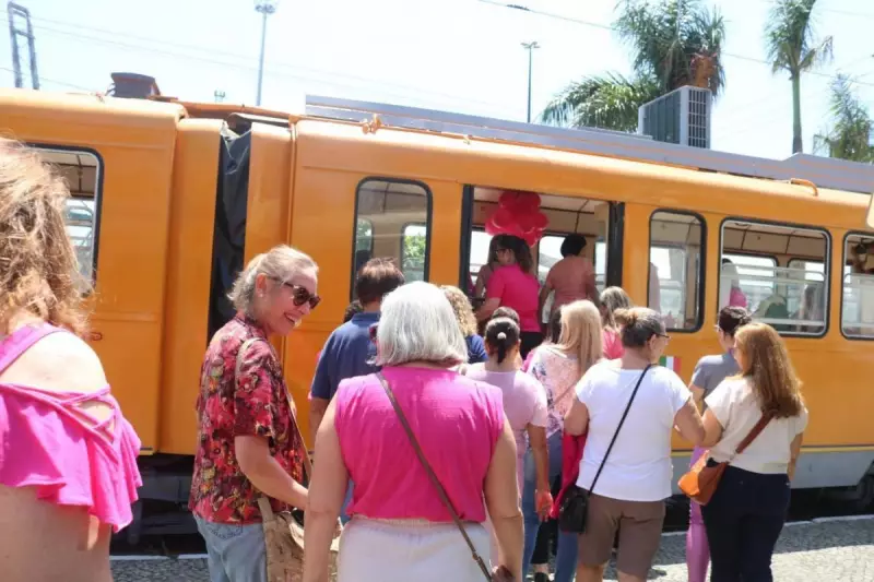 Santos oferece passeio gratuito no bonde para mulheres vestidas de rosa nesta terça-feira