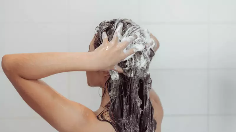 Segredo Revelado: O Cabeleireiro de Lady Gaga e Princesa Diana Ensina a Lavar o Cabelo Corretamente