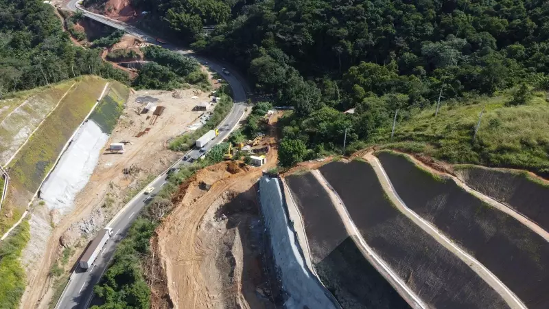 Serra das Araras em Colapso: Detonações Interrompem Tráfego na Subida e Deixam Motoristas à Misericórdia