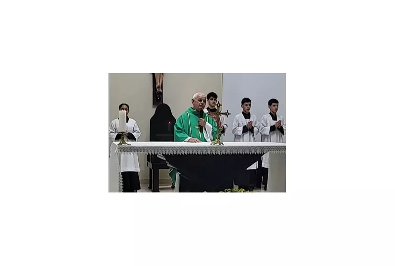 Substituto celebra primeira missa após polêmica com padre acusado de envolvimento com fiel