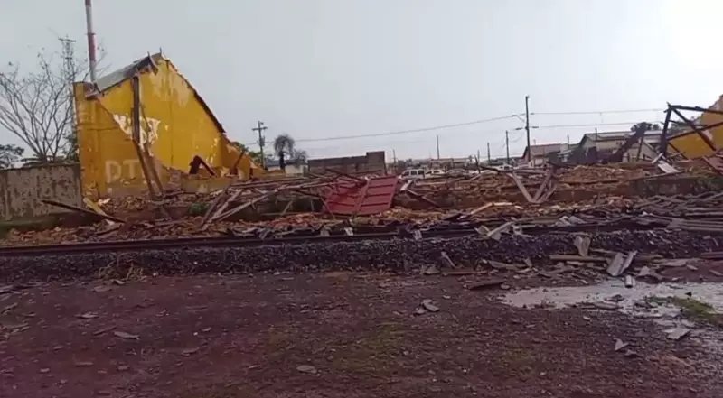 Temporal Devasta Barrinha (SP): Barracão Desaba, Ruas Alagam e Energia Fica Intermitente