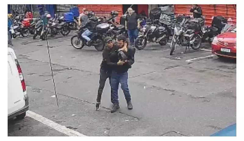TIRO NA CABEÇA EM ASSALTO CHOCA 25 DE MARÇO: VÍDEO MOSTRA MOMENTO DE TERROR EM SÃO PAULO