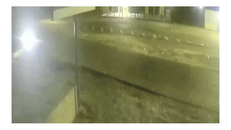 Tragédia no Litoral Norte: Carro capota, atinge prédio e pega fogo, causando morte do motorista