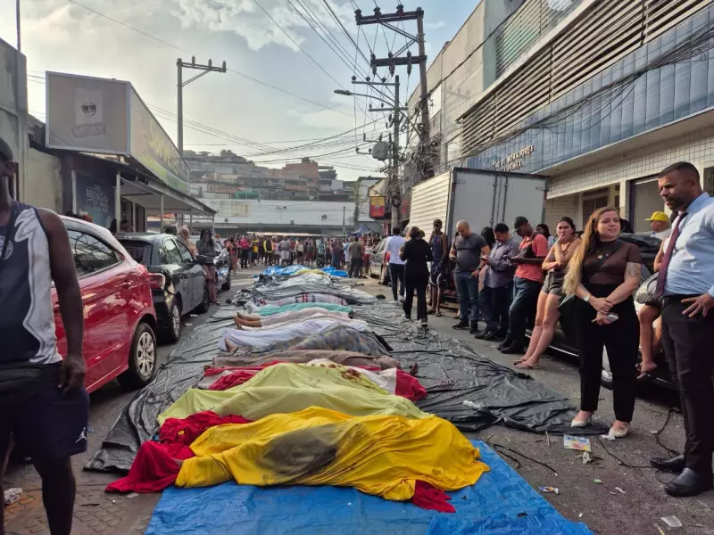 Tragédia no Rio: Moradores Carregam Corpos de Vítimas em Cena de Desespero e Solidariedade